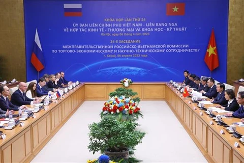 Phó Thủ tướng Trần Hồng Hà và Phó Thủ tướng Nga Dmitry Chernyshenko đồng chủ trì khóa họp. (Ảnh: Văn Điệp/TTXVN)
