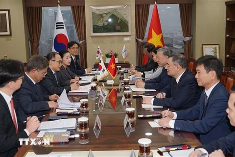 Bộ trưởng Công an Tô Lâm làm việc với Viên Công tố tối cao Hàn Quốc. (Ảnh: Anh Nguyên/TTXVN)