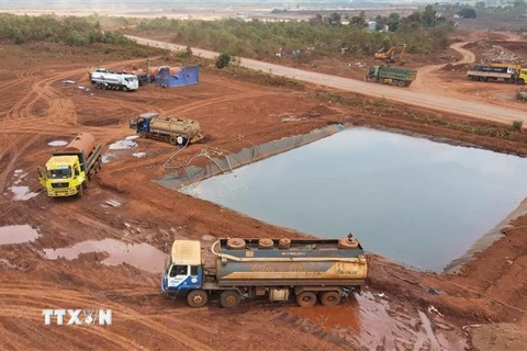 Các đơn vị đào hồ để lấy nước tưới tại công trình Sân bay Long Thành. (Ảnh: Công Phong/TTXVN)