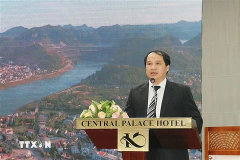 Ông Bùi Xuân Trường, Phó Giám đốc Sở Văn hóa, Thể thao và Du lịch tỉnh Hòa Bình phát biểu tại Hội nghị. (Ảnh: Mỹ Phương/TTXVN)