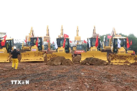 Các phương tiện khởi động thi công Dự án thành phần cao tốc đoạn Vạn Ninh-Cam Lộ tháng 1/2023. (Ảnh: Nguyên Lý/TTXVN)