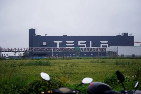 Logo Tesla được nhìn thấy tại nhà máy của hãng ở Thượng Hải, Trung Quốc, ngày 13/5/2021. (Nguồn: Reuters)