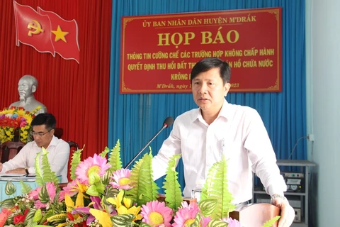 Ông Nguyễn Đức Thảo, Phó Chủ tịch UBND huyện MDrắk phát biểu tại buổi họp báo. (Nguồn: Cổng thông tin điện tử tỉnh Đắk Lắk)