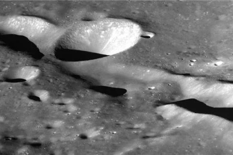 Bức ảnh do tàu Danuri chụp miệng núi lửa Vallis Schrodinger ở nửa tối của Mặt Trăng ngày 24/3. (Nguồn: The Korea Times)