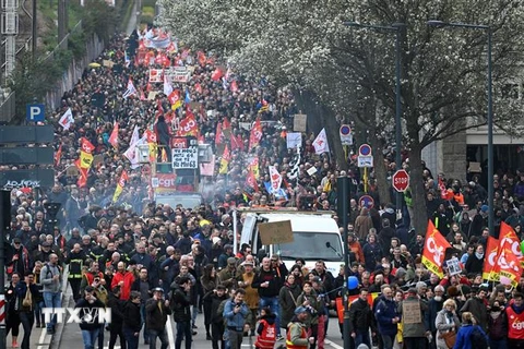 Biểu tình phản đối cải cách chế độ hưu trí tại Rennes, miền Tây Pháp ngày 23/3/2023. (Ảnh: AFP/TTXVN)