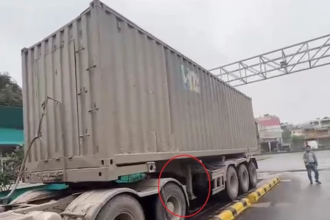 Bề ngoài của xe container "cắt nóc" không khác với xe bình thường, tuy nhiên phần thùng có thêm chân thủy lực. (Nguồn: Báo Vietnamnet)