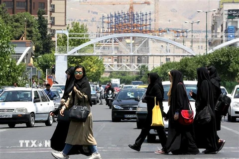 Phụ nữ Iran đội khăn trùm đầu trên đường phố tại Tehran ngày 15/6/2019. (Ảnh: AFP/TTXVN)
