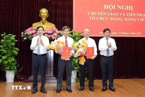 Lãnh đạo Thành ủy Đà Nẵng trao quyết định chuyển giao các tổ chức Đảng. (Ảnh: Văn Dũng/TTXVN)