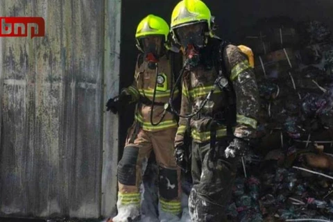 Lực lượng cơ quan Phòng vệ Dân sự Dubai làm nhiệm vụ tại hiện trường vụ hỏa hoạn. (Nguồn: BNN)