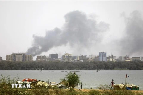 Khói bốc lên sau các cuộc giao tranh tại Khartoum, Sudan, ngày 15/4/2023. (Ảnh: THX/TTXVN)