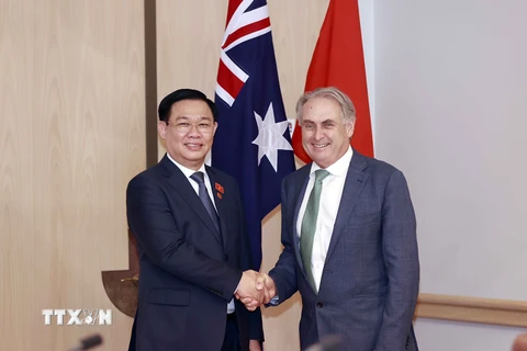 Chủ tịch Quốc hội Vương Đình Huệ tiếp Thượng nghị sỹ, Bộ trưởng Thương mại và Du lịch Australia Don Farrell tại Hà Nội ngày 30/11/2022. (Ảnh: Doãn Tấn/TTXVN)