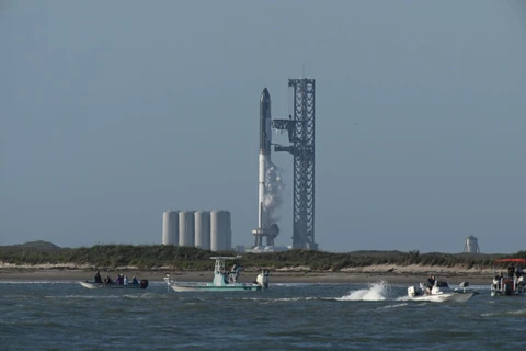 Tên lửa SpaceX Starship trên bệ phóng từ căn cứ Starship của SpaceX ở Boca Chica. (Nguồn: AFP)