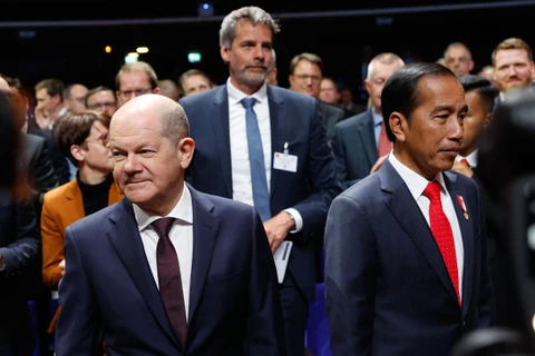 Thủ tướng Đức Olaf Scholz (trái) và Tổng thống Indonesia Joko Widodo trong lễ khai mạc Hội chợ công nghệ Hanover, Đức ngày 16/4. (Nguồn: AFP/Getty Images)