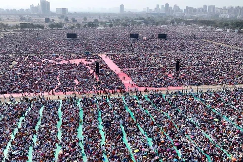 Đám đông đứng dưới nắng nóng tại lễ trao giải Maharashtra Bhushan ở Navi Mumbai vào ngày 16/4. (Nguồn: ANI)