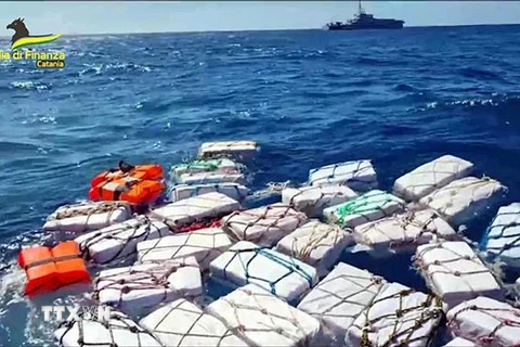 Những gói ma túy trôi trên biển ngoài khơi Sicily, Italy, ngày 17/4/2023. (Ảnh: AFP/TTXVN)