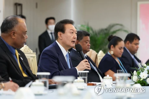 Tổng thống Yoon Suk-yeol (thứ 2 từ trái sang) phát biểu trong cuộc gặp với các thủ tướng và bộ trưởng ngoại giao từ 12 quốc đảo Thái Bình Dương tại Seoul ngày 27/10/2022. (Nguồn: Yonhap)