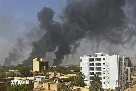 Khói bốc lên sau giao tranh giữa quân đội Sudan và Lực lượng hỗ trợ nhanh (RSF) ở thủ đô Khartoum ngày 16/4/2023. (Ảnh: AFP/TTXVN)