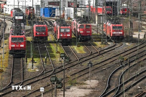 Các đầu máy xe lửa dừng hoạt động tại nhà ga ở Hagen, miền Tây Đức, trước thời điểm diễn ra cuộc tổng đình công trên cả nước yêu cầu tăng lương, ngày 24/3/2023. (Ảnh: AFP/TTXVN)
