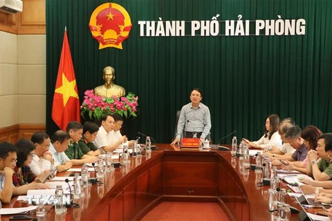 Phó Chủ tịch UBND thành phố Hải Phòng Lê Khắc Nam phát biểu những nội dung cần tập trung trong phòng, chống dịch. (Ảnh: Minh Thu/TTXVN)