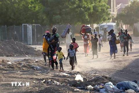 Người dân sơ tán khỏi Khartoum, Sudan, do lo ngại xung đột leo thang, ngày 19/4/2023. (Ảnh: AFP/TTXVN)