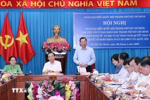 Ông Phan Văn Mãi, Chủ tịch UBND Thành phố, Trưởng đoàn Đoàn đại biểu Quốc hội Thành phố Hồ Chí Minh phát biểu tại Hội nghị. (Ảnh: Xuân Khu/TTXVN)