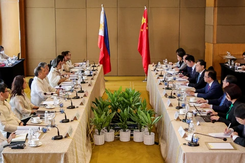 Ủy viên Quốc vụ kiêm Ngoại trưởng Trung Quốc Tần Cương (giữa bên phải) gặp Ngoại trưởng Philippines Enrique Manalo tại Manila ngày 22/4/2023. (Ảnh: AFP)