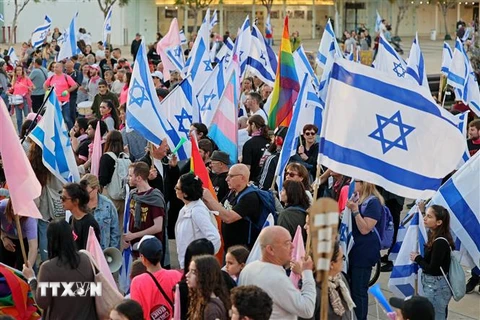 Biểu tình phản đối kế hoạch cải cách tư pháp của chính phủ tại Tel Aviv, Israel, ngày 15/4/2023. (Ảnh: AFP/TTXVN)