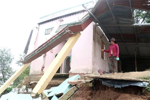 Căn nhà của gia đình ông Nguyễn Chí Lập, xã Quới Thiện, huyện Vũng Liêm, tỉnh Vĩnh Long đã bị sạt lở một phần. (Lê Thúy Hằng/TTXVN)