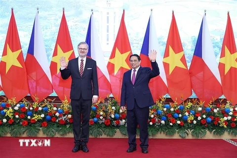 Thủ tướng Phạm Minh Chính và Thủ tướng Cộng hoà Séc Petr Fiala chụp ảnh chung. (Ảnh: Dương Giang/TTXVN)