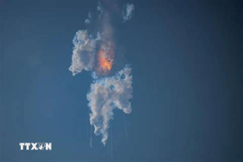 Tên lửa Super Heavy đưa tàu Starship của hãng SpaceX lên vũ trụ phát nổ ngay sau khi được phóng từ sân bay vũ trụ Starbase ở Boca Chica, bang Texas (Mỹ) ngày 20/4/2023. (Ảnh: AFP/TTXVN)
