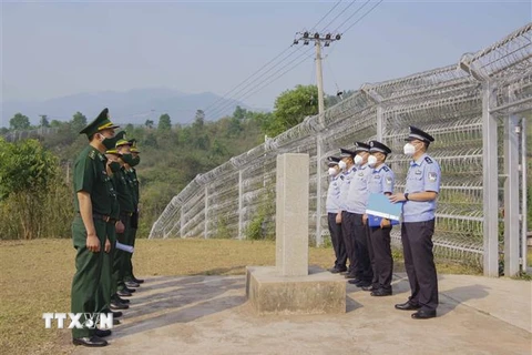 Đồn Biên phòng A Pa Chải và Đại đội quản lý biên giới Giang Thành, tỉnh Vân Nam (Trung Quốc) tiến hành gặp mặt tại cột mốc biên giới số 3 Việt Nam-Trung Quốc. (Ảnh: TTXVN phát)
