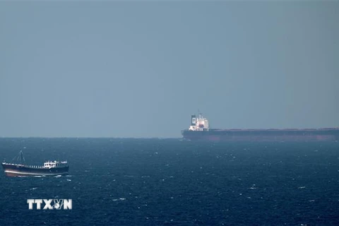 Một tàu chở dầu hướng tới Eo biển Hormuz ở ngoài khơi thành phố cảng Khasab, miền Bắc Oman. (Ảnh minh họa: AFP/TTXVN)