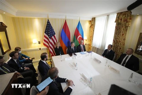 Thủ tướng Armenia Nikol Pashinyan (giữa, trái), Tổng thống Azerbaijan Ilham Aliyev (giữa, phải) tại cuộc đàm phán với sự tham dự của Ngoại trưởng Mỹ Antony Blinken (giữa) ở Munich, Đức ngày 18/2/2023. (Ảnh: AFP/TTXVN)