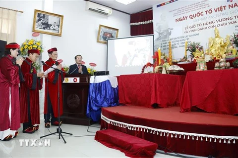 Ông Phạm Văn Hùng, Chủ tịch Tổng Hội người Việt Nam tại Lào (giữa) đọc Chúc văn tưởng nhớ, tri ân công đức các Vua Hùng. (Ảnh: Phạm Kiên/TTXVN)
