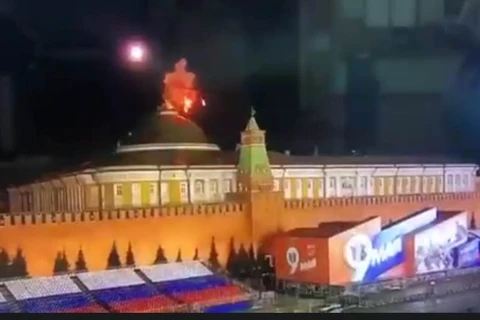 Hình ảnh trong video cho thấy khói bốc lên trên tầng thượng Điện Kremlin. (Nguồn: RT)