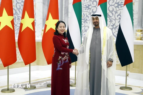 Tổng thống UAE Sheikh Mohamed bin Zayed đón Phó Chủ tịch nước Võ Thị Ánh Xuân. (Ảnh: Lâm Khánh/TTXVN)