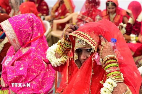 Các cô dâu "nhí" trong một lễ cưới tập thể ở Ahmedabad, Ấn Độ. Ảnh: AFP/TTXVN