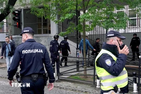 Cảnh sát điều tra hiện trường vụ xả súng tại trường học ở Belgrade, Serbia, ngày 3/5/2023. (Ảnh: AFP/TTXVN)