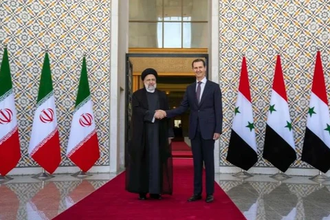 Tổng thống Syria Bashar Assad (phải) bắt tay Tổng thống Iran Ebrahim Raisi tại Damascus, Syria ngày 3/5. (Nguồn: AP)