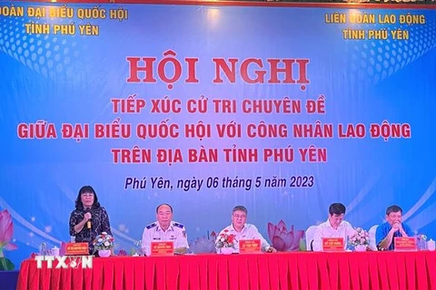 Phó Chủ tịch UBND tỉnh Phú Yên Hồ Thị Nguyên Thảo trực tiếp trả lời một số ý kiến của công nhân, người lao động trong thẩm quyền. (Ảnh: Tường Quân/TTXVN)
