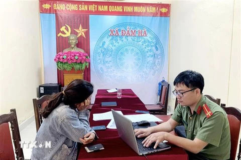 Công an huyện Đầm Hà (Quảng Ninh) làm việc với các cá nhân. (Ảnh: TTXVN phát)