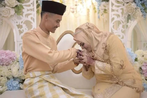 Khoảng cách 26 tuổi giữa Muhammad Danial Ahmad Ali và cô giáo Jamilah Mohd không ngăn được tình yêu giữa hai người và cả hai đã tiến đến hôn nhân. (Nguồn: New Straits Times)