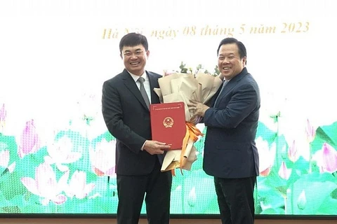 Ông Nguyễn Hoàng Anh (phải), Chủ tịch Ủy ban Quản lý vốn Nhà nước tại Doanh nghiệp, trao quyết định cho ông Ngô Hoàng Ngân. (Ảnh: TKV)