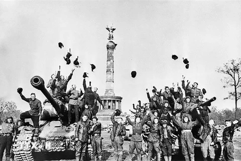 Các chiến sỹ Hồng quân Liên Xô vui mừng với chiến thắng tại Berlin, sào huyệt cuối cùng của phátxít Đức trong Chiến tranh Thế giới lần thứ hai, ngày 9/5/1945. (Ảnh: Tư liệu quốc tế/TTXVN phát)
