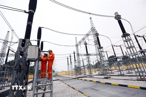Công nhân Công ty Truyền tải điện 1 kiểm tra thiết bị TBA 220 kV Xuân Mai. (Ảnh: Huy Hùng/TTXVN)