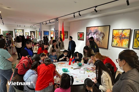 Đông đảo khách tham quan và các em nhỏ say sưa làm tranh cắt giấy tại Gian văn hóa-nghệ thuật của Việt Nam. (Ảnh: Đại sứ quán Việt Nam tại Mông Cổ)