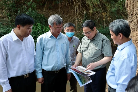 Thủ tướng trao đổi với lãnh đạo hai tỉnh Đồng Nai, Bình Phước tại khu vực suối Mã Đà khi khảo sát quy hoạch, hướng tuyến một số tuyến giao thông trọng điểm ngày 20/3/2022. (Ảnh: VGP)