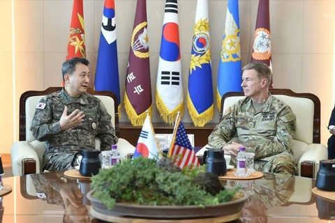 Chủ tịch Hội đồng Tham mưu trưởng Liên quân (JCS) của Hàn Quốc, Tướng Kim Seung-kyum (trái) và Tướng James C. McConville, Tham mưu trưởng Lục quân Mỹ, tại trụ sở của JCS ở Seoul ngày 9/5. (Nguồn: Yonhap)