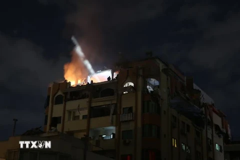 Một tòa nhà bốc cháy sau cuộc không kích của Israel tại Dải Gaza ngày 9/5/2023. (Ảnh: AA/TTXVN)