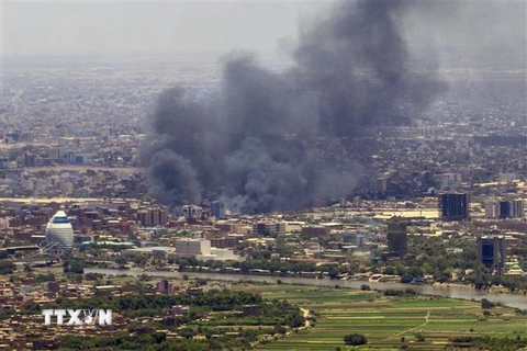 Khói bao trùm bầu trời thủ đô Khartoum khi xung đột nổ ra giữa quân đội Sudan và Lực lượng bán quân sự RSF ngày 3/5/2023. (Ảnh: AFP/TTXVN)
